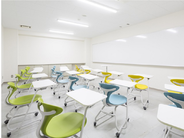 演習室：大型ホワイトボードを備えた部屋もあり、グループ学習やゼミなどに使用