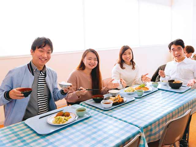 学生食堂（カフェテリア）：ランチはもちろん朝・夕食も豊富なメニューで学生の食を支えます。特に朝食は100円で提供。バイキングの日には行列ができるほどの人気です。