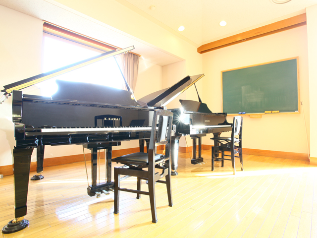 「ピアノ練習室」グランドピアノ練習室。防音機能を備えた本格的なピアノ練習室です。