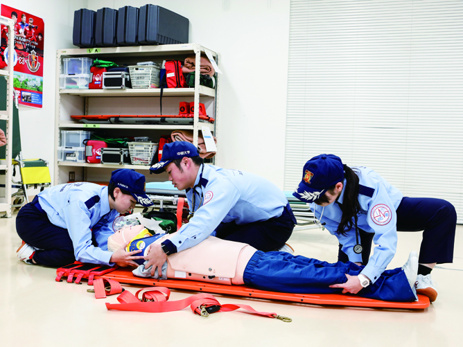 【救急救命実習室】救急救命士を養成するための実習を行う、救急車内部を再現した設備です。