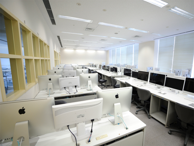 【小倉キャンパス】PC教室。授業や自習など、パソコンを利用した学習を行う際に使用される教室です。特にデザイン学部の学生が使う3D系ソフトが充実しています。