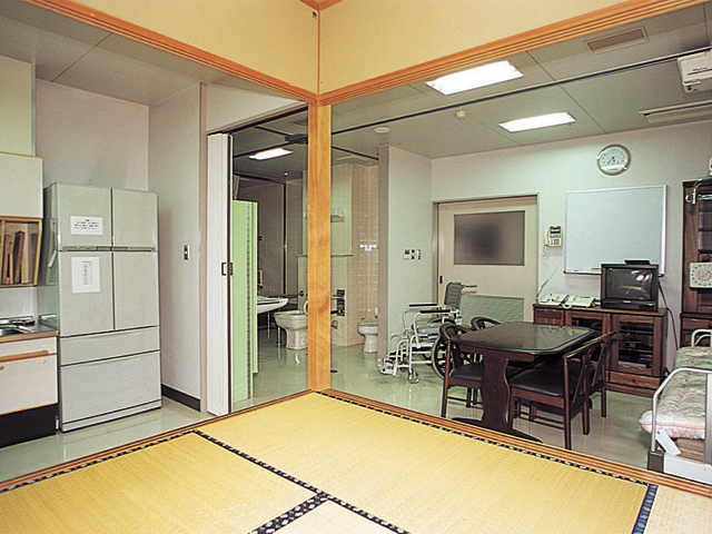 【小倉南区キャンパス】日常生活活動訓練室。バリアフリーの住居をそのまま再現した部屋です。障害がある方が指先や息を使って電子機器を操作できる装置も完備しています。