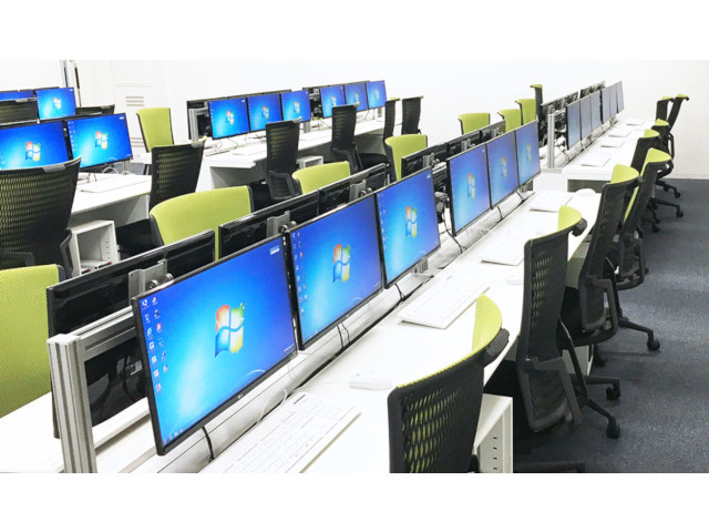 最新のPCと教育システムを整備したPC教室（八尾駅前キャンパス）