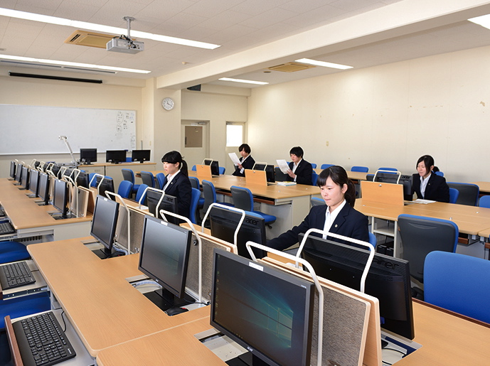 【MM教室（南館／4F）】グループワークを行う講義用の教室です。必要に応じて収納式のパソコンを使用できます。