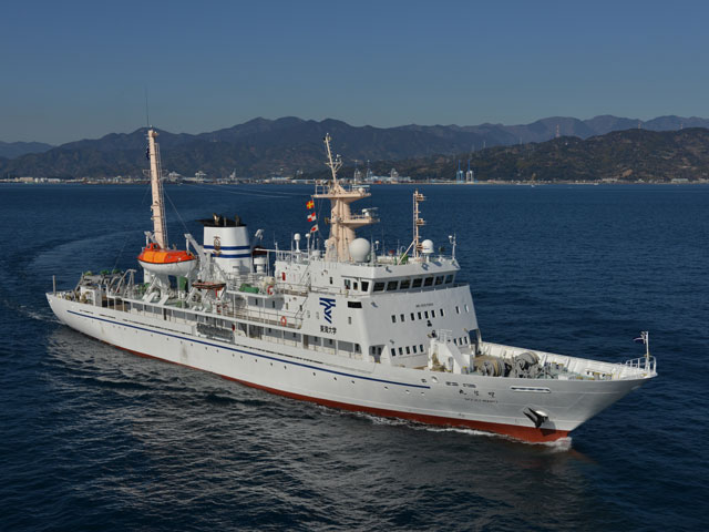 ●海洋調査研修船「望星丸」旅客船・海洋調査船・練習船の資格を併せもつ多目的船で、海洋学部生の授業をはじめ、多くの学生が参加する「海外研修航海」にも使用されます