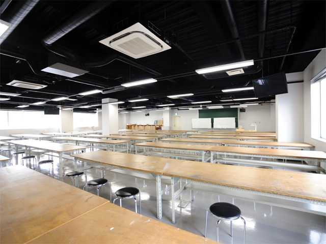 【小倉キャンパス】スタジオ。主に建築学科の学生が使用する教室。デスクは大きく、作業がしやすいのが特徴です。もちろん、他学科の学生も利用可能です。