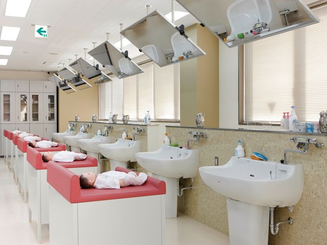 ■第三実習室（母性・小児看護学実習室）：産婦人科や小児科を想定した実習室。沐浴槽6台や新生児用ベッド6床、保育器、インファントウォーマー、検診台2台を設置。