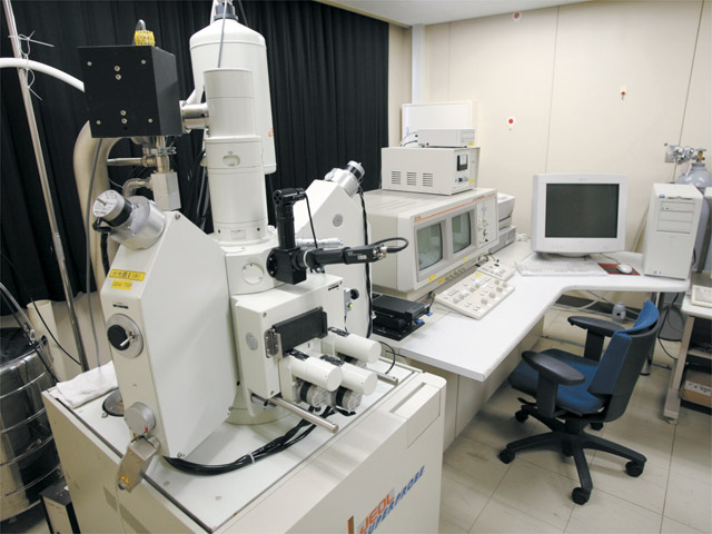 総合機器センター。12ある測定室には分析機器や測定機器などを完備し、質の高い研究を支える貴重な設備を備えています。