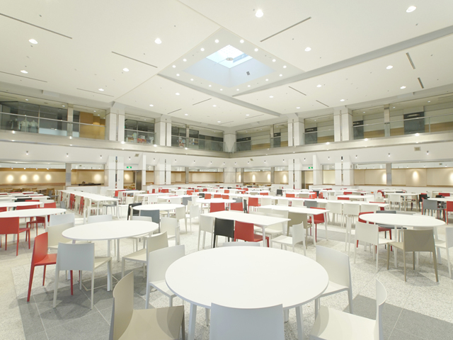 地下2階にある約680席のゆとりのランチスペース「MUSE」。カフェテリア形式の学生食堂で、幅広いメニューを提供しています。