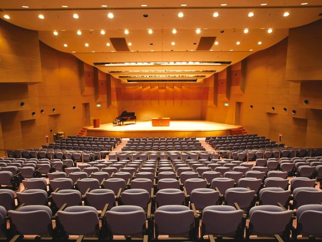 ■足立記念ホール：入学宣誓式や講演会など多彩なイベントが行われています。ハイグレードな本格的ドイツピアノが自慢です。