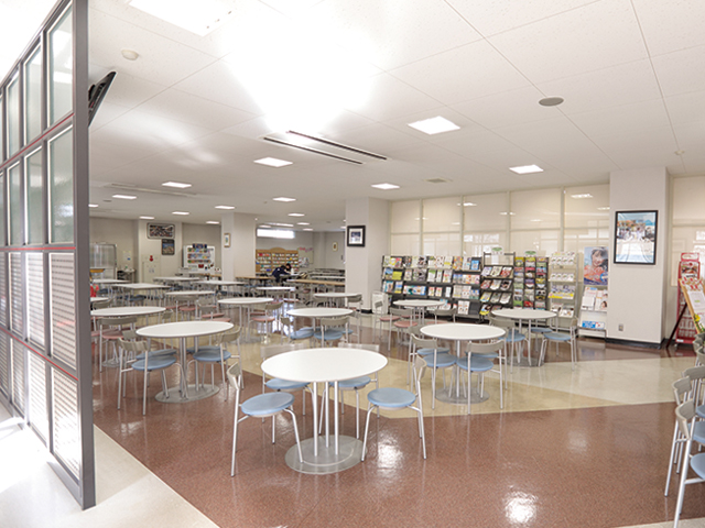 【学生ホール】学生が自由に利用できるスペース。Wi-Fi環境も整っています。