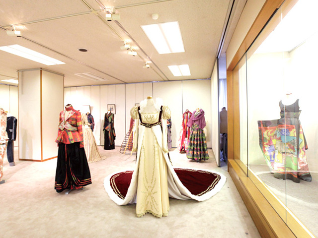 【7号館 資料展示室】歴史を感じさせる衣装から、現代の衣装まで、幅広い作品が展示してあります。