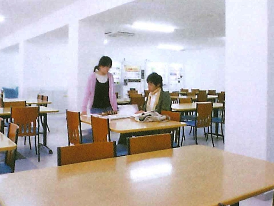 【小倉南区キャンパス】学生ホール。授業の合間に休憩したり、食事をとったりできるオープンスペースです。放課後には仲間達と勉強に励む場所にもなります。