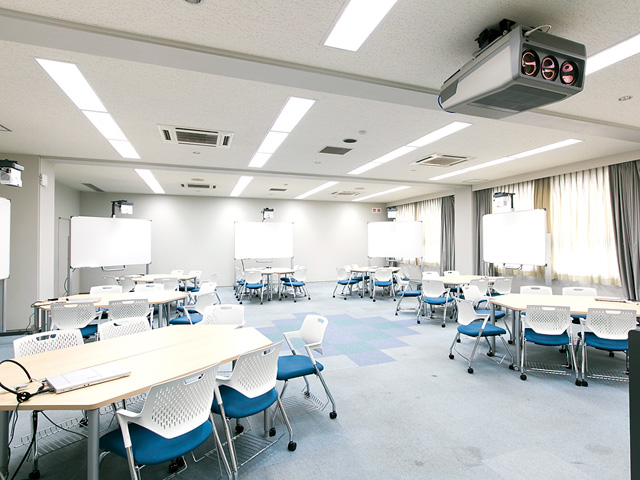9号館：300台以上のパソコンや200インチのビデオプロジェクターなどの設備環境が学びをサポート