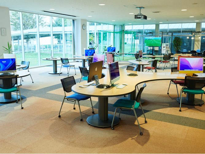 秀明IT教育センター：明るい雰囲気のメディアガーデン。WindowsやMacが自由に使用できます。
