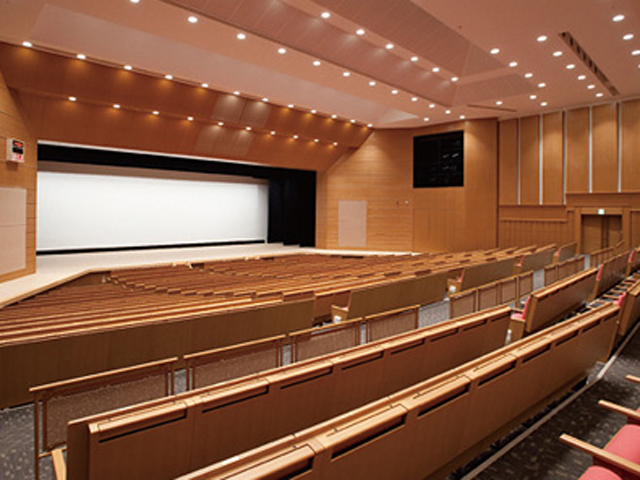 【冲永記念ホール(池袋キャンパス)】学生や教職員の学術的な利用のほか、一般の方々にも利用できるホールです。