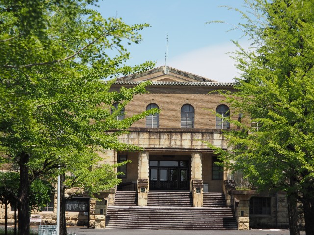 天理図書館外観：昭和初期に建造された建物は、学習に適した落ち着いた雰囲気。2023年2月には、天理図書館の建物が登録有形文化財に登録されました。