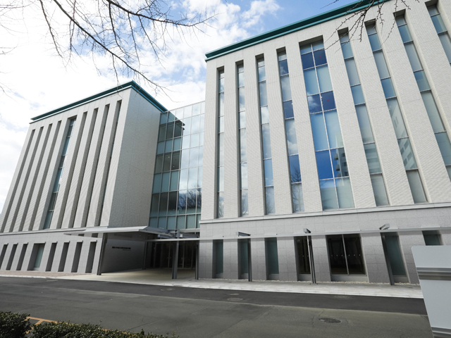 2017年春に完成した創立50周年記念館(西棟)。地上4階建ての環境配慮型の教室棟で、500名収容の大教室からアクティブ・ラーニングスペースまで完備。棟内は下の写真を参照。