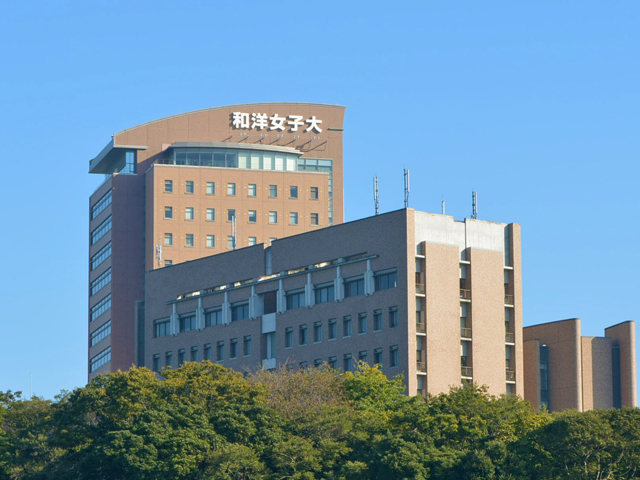 キャンパスが位置する国府台は江戸川に隣接し、対岸に東京都を臨む、緑豊かな文教エリアです。
