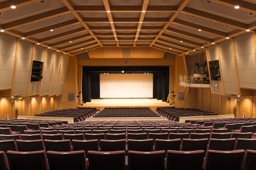 講堂／700名以上収容可能な大ホールで、パイプオルガンの厳かな音色のもと、入学式・卒業式などの式典を行います。充実の音響照明設備で、楽しいイベントを開催します。