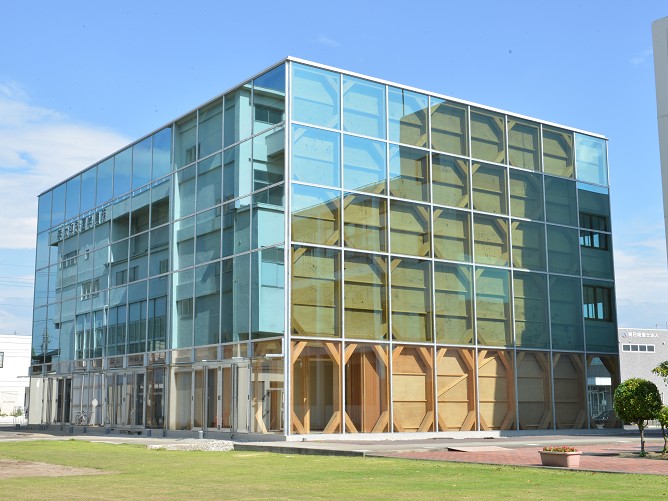 2020年6月に完成した新木造校舎は、木造の建物を全面ガラスで覆ったデザインが特徴です。2階の多目的講堂では授業はもちろん音楽劇の発表なども行っています。