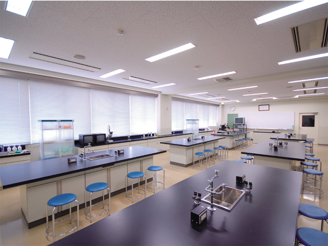 【小倉北区キャンパス】生理学実験室。食物栄養学の基礎となる生化学に関するさまざまな実験を行います。理論として学んだ知識を確認し、さらに理解を深めていきます。