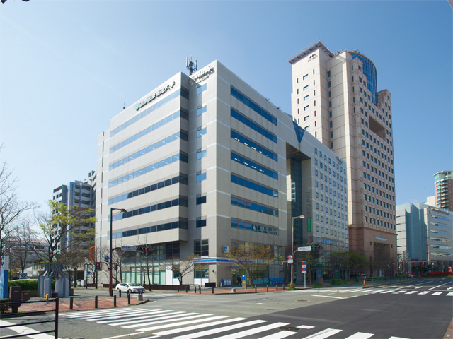 福岡キャンパス／すぐ近くにグループ施設の福岡山王病院があり、最新の医療を直接学ぶことができます。