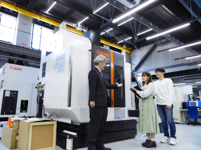 理工学部棟には、ものづくりの拠点となるYamato Tech Labがあり、最新大型工作機械が並ぶ。23年4月に完成した情報学部棟にもAI時代に対応するハイスペック機器があります。