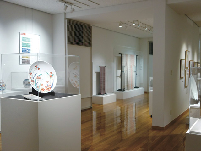 九州産業大学美術館。九州で初めての大学美術館として平成14年4月にオープンしました。学芸員課程における博物館実習施設としての機能も併せ持っています。
