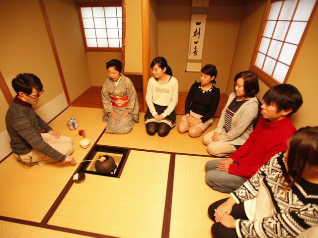 ■尚徳庵（茶室）：和室作法室にあり、茶室特有の小さな入り口が特徴。茶道部だけでなく授業でも使用し、茶道を通して日本の心を学びます。
