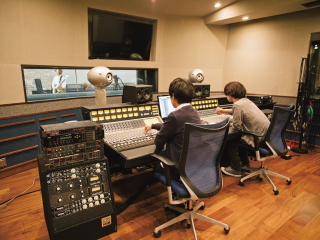 国内でも屈指の音響性能を誇るレコーディングスタジオを完備。 細部にまでこだわり、プロのミュージシャンにも使用される最高の音響性能を実現しています。