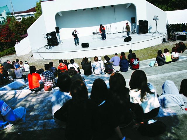 ■野外ステージ：音楽、文化、芸術のさまざまなイベントで使われる野外ステージは、学生たちの表現の場にもなっています。