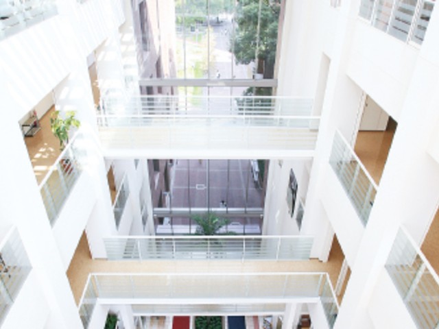B館：1～5階にわたる吹き抜けのエントランスが特徴。進路支援センターやカフェがあり、最上階は大学院専用フロアになっています。