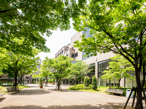 大阪と京都の中心にある楠葉キャンパス。 豊かな緑を配することにより、周辺環境の向上にも寄与。