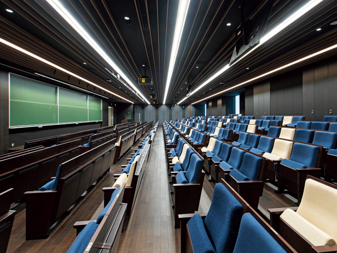 【黒門ホール（神田キャンパス）】10号館にある400名収容の大教室。授業のみではなく、講演などにも活用されます。