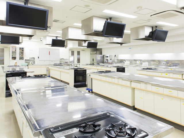 【調理実習室(池袋キャンパス)】多様な調理内容に対応できる器具や設備を備え、食のスペシャリストを養成します。