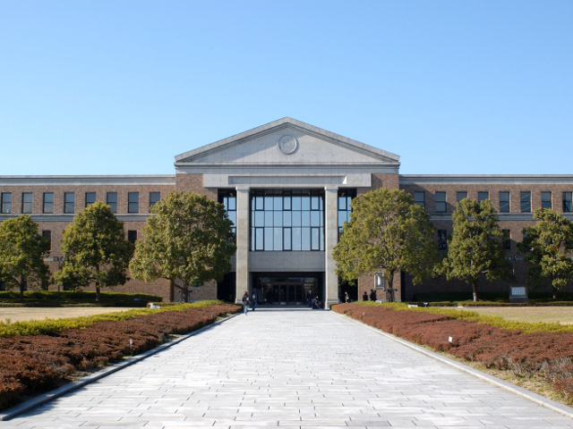 【ラーネッド記念図書館】第2代学長をつとめたD.W.ラーネッドから命名した京田辺キャンパスの総合図書館です。 
