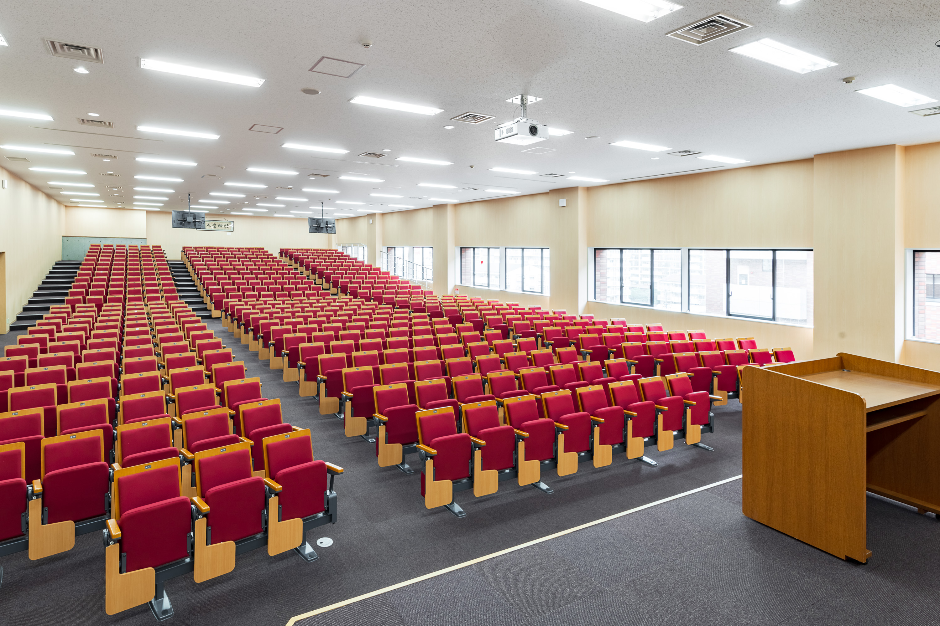 ［クラインホール］名古屋キャンパス（しろとり）翼館4階にある500人収容可能な多目的ホール。