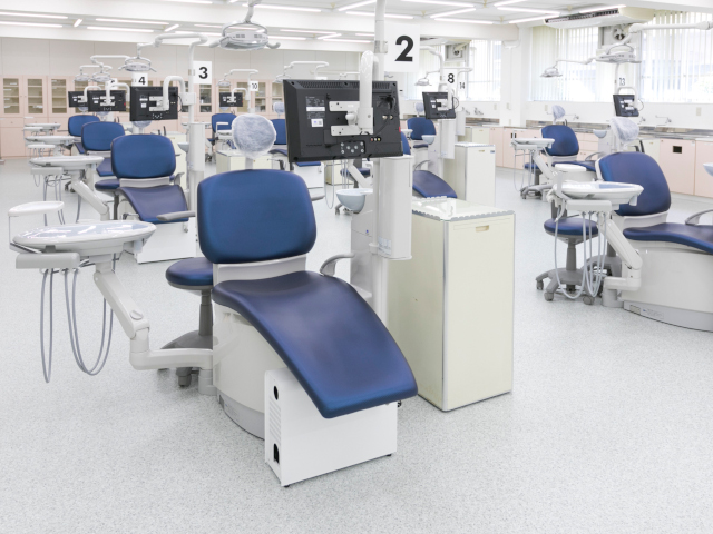【歯科臨床実習室】多くの歯科医療現場で使われている診療台を完備した明るく広々とした実習室です。