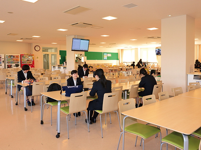 【学生ホール（本館／3F）】昼休みになると多くの学生でにぎわいます。売店や食堂も備えた多目的な空間です。