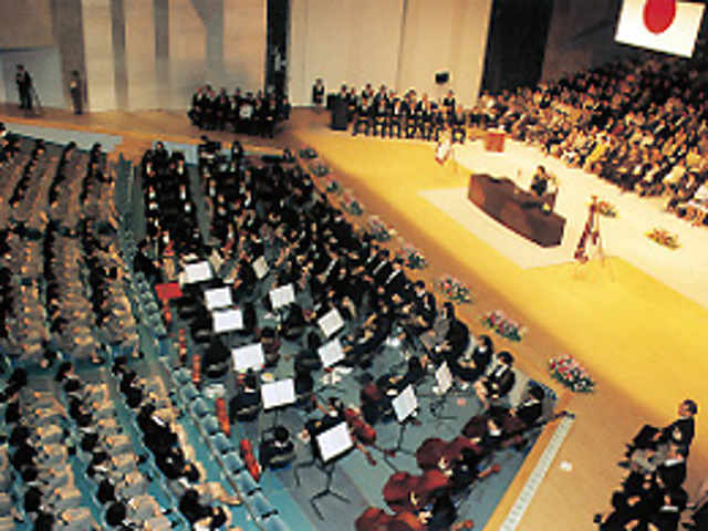 対面式ホール／大ホールと小ホールが舞台をはさんで向かい合うユニークな造り。収容人数は大ホール1800席とオーケストラ・ピット、小ホール600席と劇場なみです。