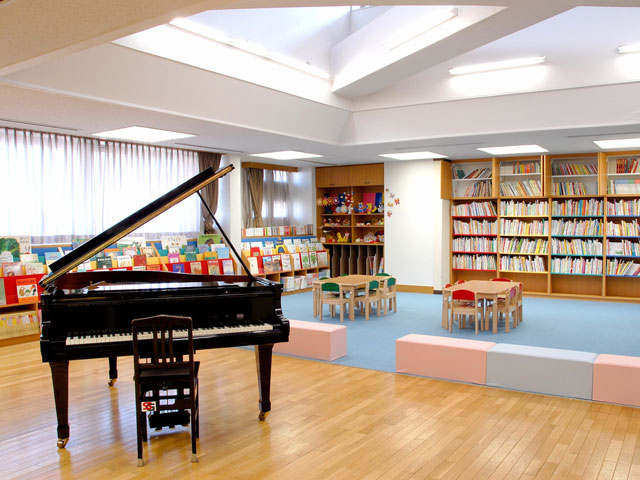 「絵本の部屋」ピアノや絵本、工作など保育に必要な様々な道具が揃っており、絵本・紙芝居の所蔵数は4千冊。 ピアノも自由に利用でき、学生同士で練習する姿も見られます。