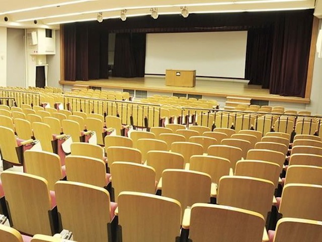 1号館　講堂（大講義室）：510席を備え、学科ごとの行事などで使用します。