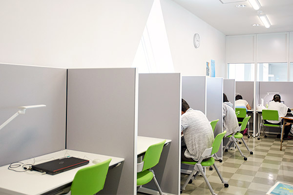 ラーニングスポット：4号館3階に設けられた自学自習室。個人学習向けのスペースとして利用できます