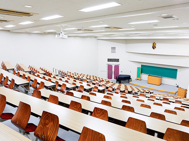 大講義室：主に基礎教育科目や各学科の必修科目に使用される階段教室