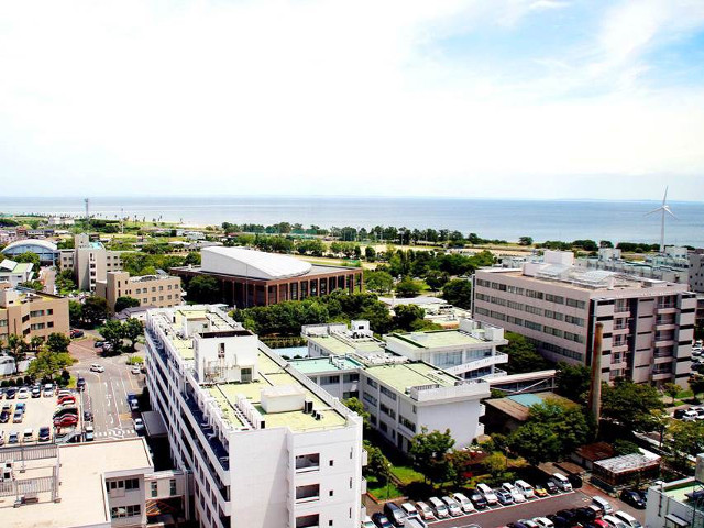 三重大学 上浜キャンパスは、東の端が伊勢湾に接している珍しいシーサイドキャンパスになります。