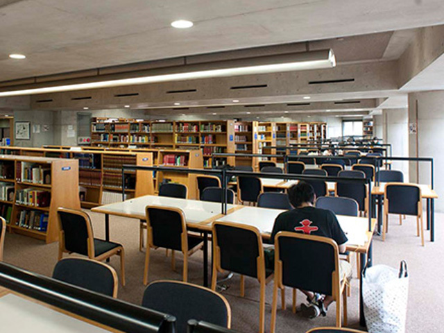 図書館／芸術情報センターの2～4階にあり、2階には一般書、3階には視聴覚資料と楽譜、4階には芸術書、蔵書数は35万点以上にのぼります。