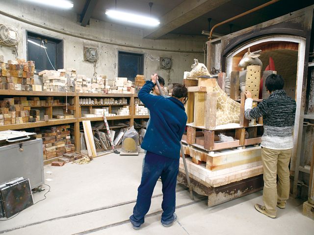 陶芸専攻窯場：1.5Mサイズの作品が納まる4基のガス窯と6基の電気窯を備えています。滋賀県にある朽木学舎には、山の斜面を利用した五連方式の登り窯も。