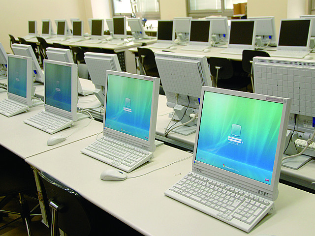  【PCルーム（普照館）】 一般企業などで使用されているアプリケーションソフトがインストールされたパソコンが約100台、学生が自由に利用できます。