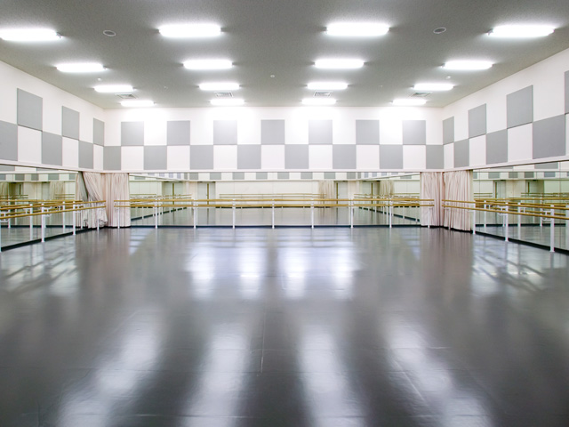 バレエスタジオ：バレエのためのスタジオで、リフトを考慮して天井高を確保しています。この他にも学内にはダンスやオペラの稽古を行えるスタジオなどがあります。